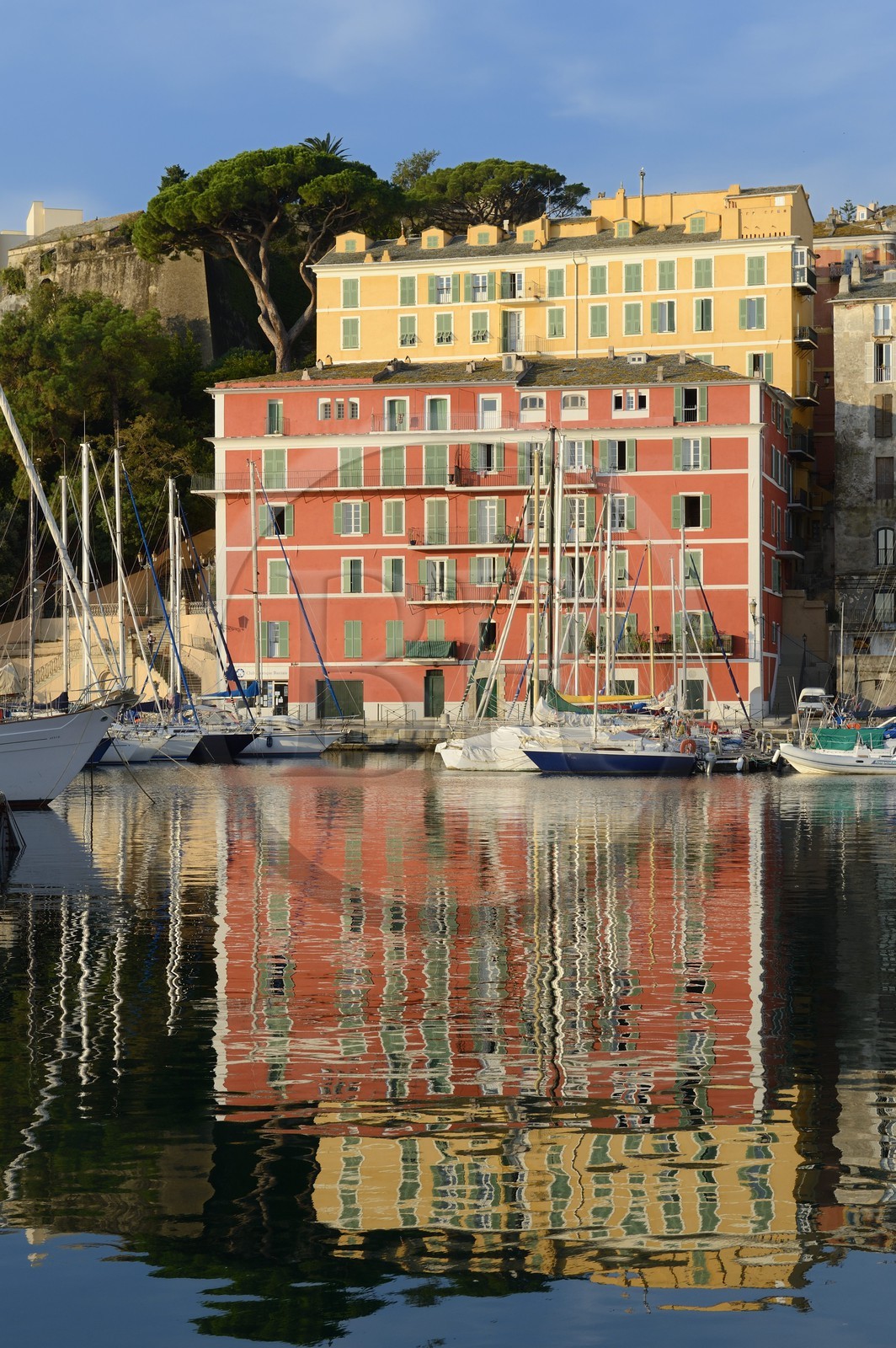 France, Haute-Corse (2B), Bastia, immeuble (la maison du Club Nautique en rouge) sur le vieux port quai Albert Gillio