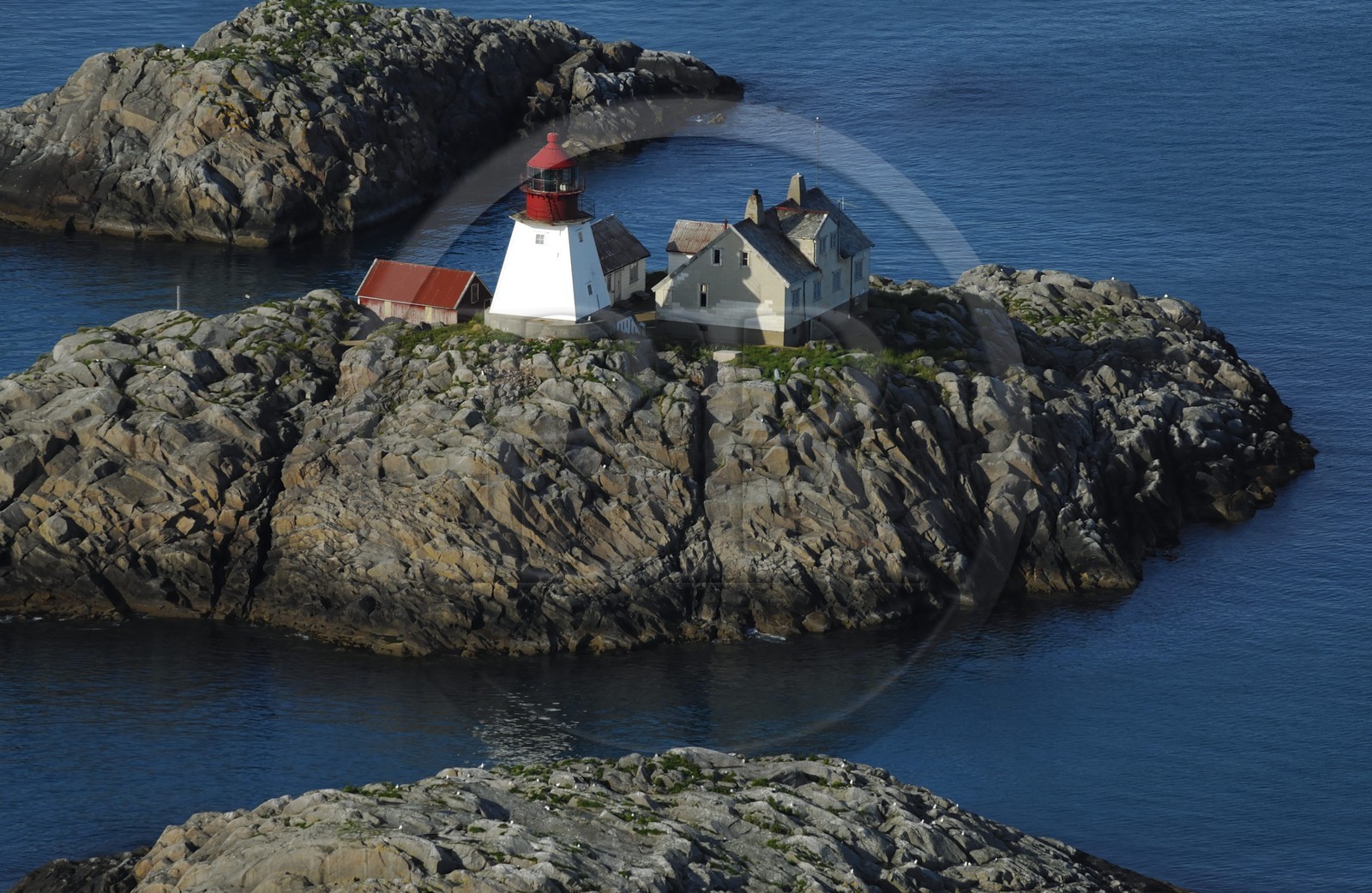 Norvège, Nordland, phare de Moholmen au large des Iles Lofoten (vue aérienne)