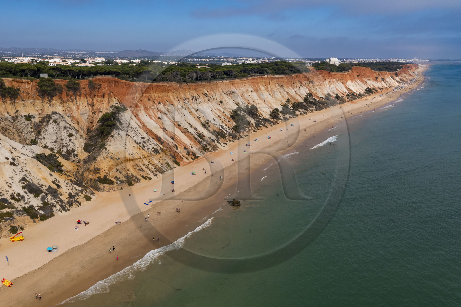 Portugal, Algarve, Olhos de Agua, la plage de Praia da Falésia surplombée par ses falaises rouges (vue aérienne)