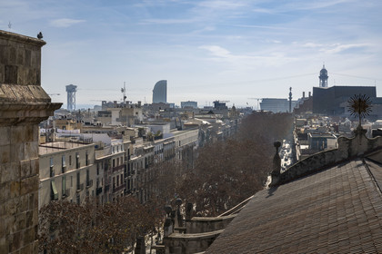 Espagne, Catalogne, Barcelone, quartier de Las Ramblas, l'avenue de Las Ramblas qui se termine sur la Colonne de Christophe Colomb et le téléphérique en arrière plan