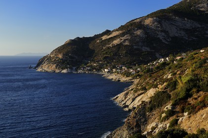 Italie, Toscane, l’Ile d’Elbe, le village de Chiessi sur la cote Ouest et la Corse en arrière plan