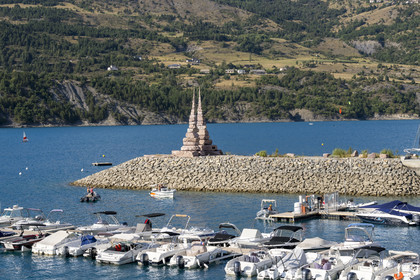 France, Hautes Alpes (05), Savines-le-Lac, lac de Serre Ponçon, œuvre intitulée Le Passage du sculpteur Cédric Rouzé