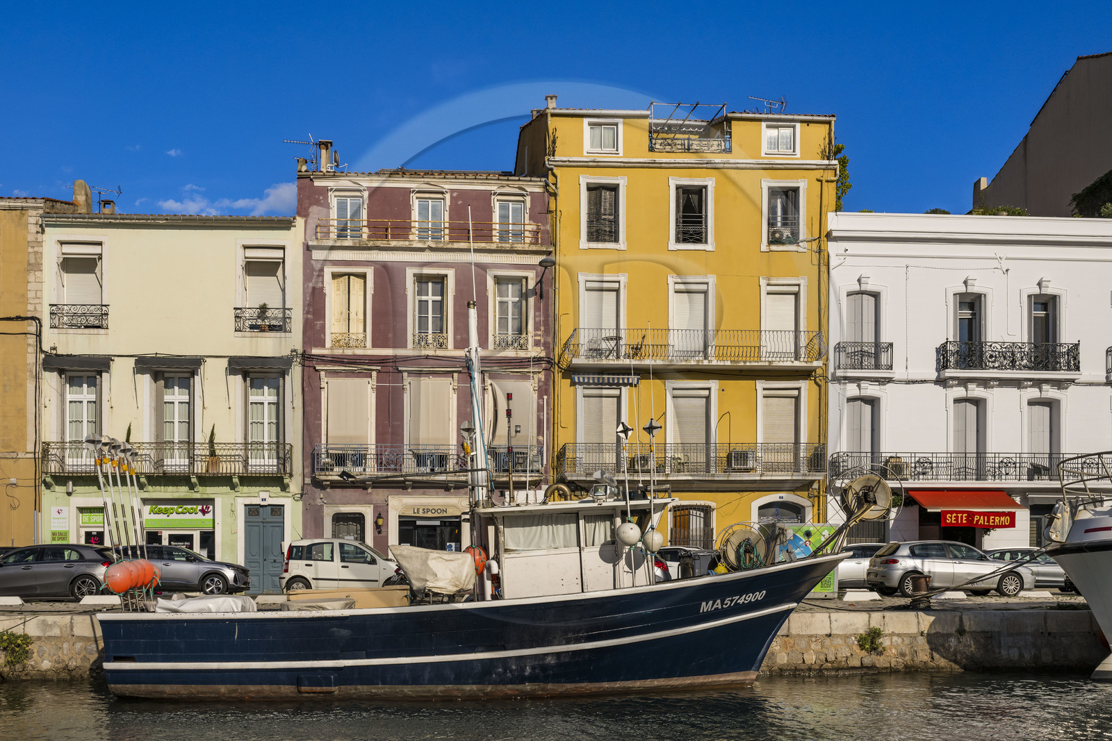 France, Hérault (34), Sète, Canal royal, le Spoon célèbre Bar décor de la Série TV de TF1 Demain nous appartient (DNA) sur le quai Aspirant Herber et bateau de pêche
