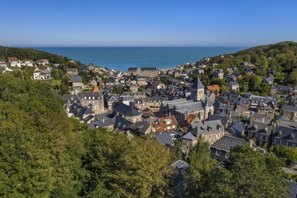 France, Seine-Maritime (76), Côte d'Albatre, Pays de Caux, Veules-les-Roses, labellisé Les Plus Beaux Villages de France, au creux d'une valeuse