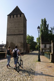 France, Bas-Rhin (67), Strasbourg, vieille ville classée au Patrimoine Mondial de l'UNESCO, quartier de la Petite France, les tours des Ponts Couverts