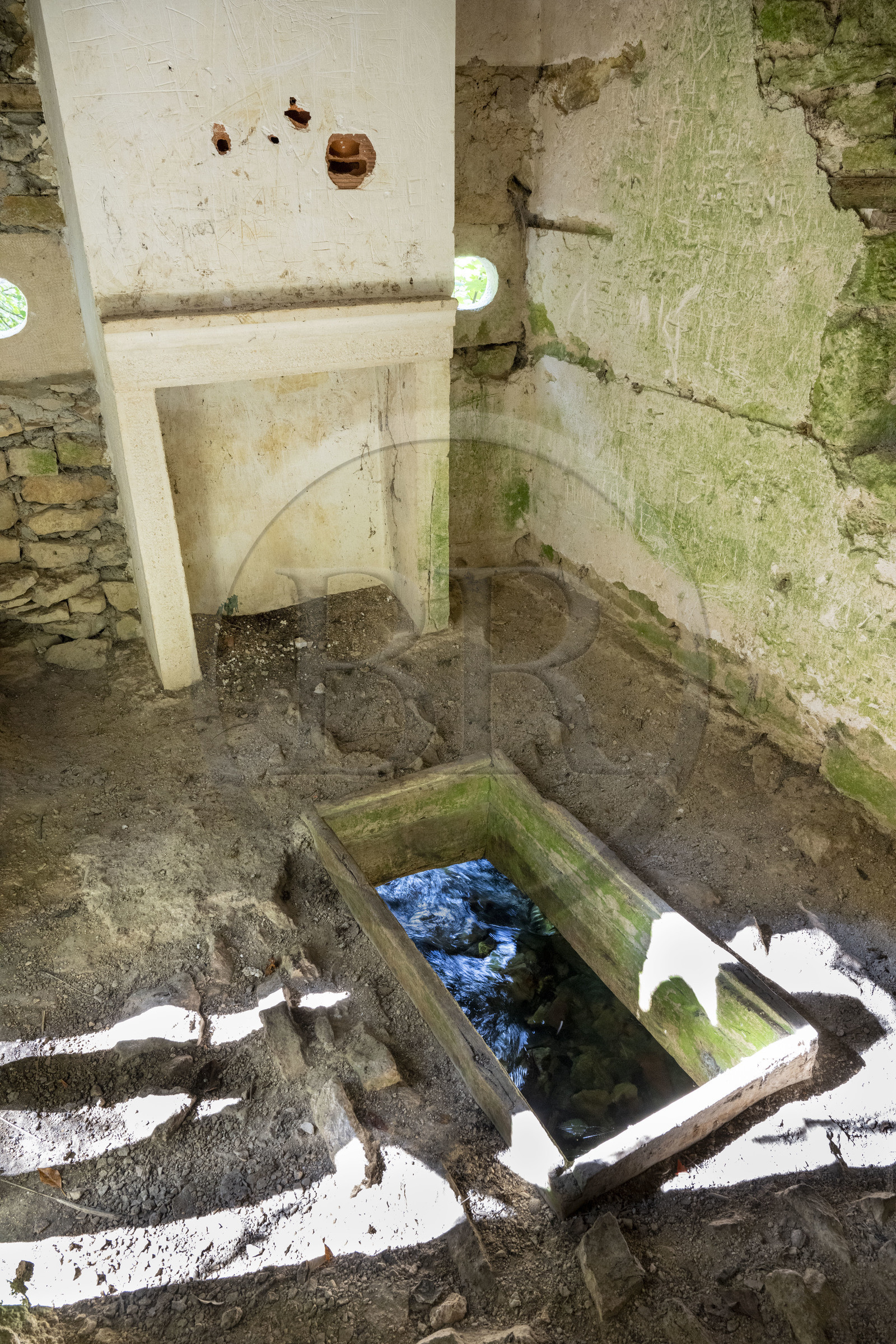 France, Côte-d'Or (21), Touillon, randonnée le long du ru (ruisseau) de Fontenay, pigeonnier de l'étang de la Roche qui servait aussi de poste de surveillance de la montée des eaux pour prévenir des crus l'abbaye de Fontenay en aval