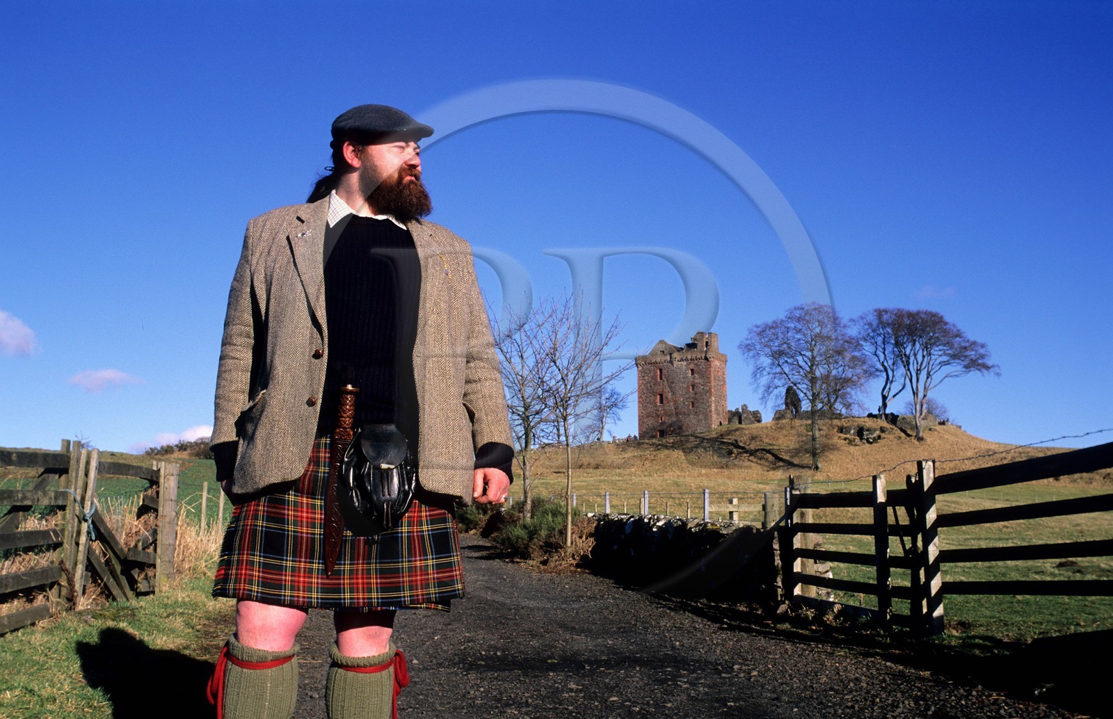 Royaume-Uni, Ecosse, Perthshire and Kinross, château Balvaird et son propriétaire portant le kilt traditionnel Royaume-Uni, Ecosse, Perthshire and Kinross, château Balvaird et son propriétaire portant le kilt traditionnel