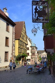 France, Haut-Rhin (68), Riquewihr, labellisé Les Plus Beaux Villages de France, la rue principale (rue du Général de Gaulle) et l'Hotel de Ville en arrière plan