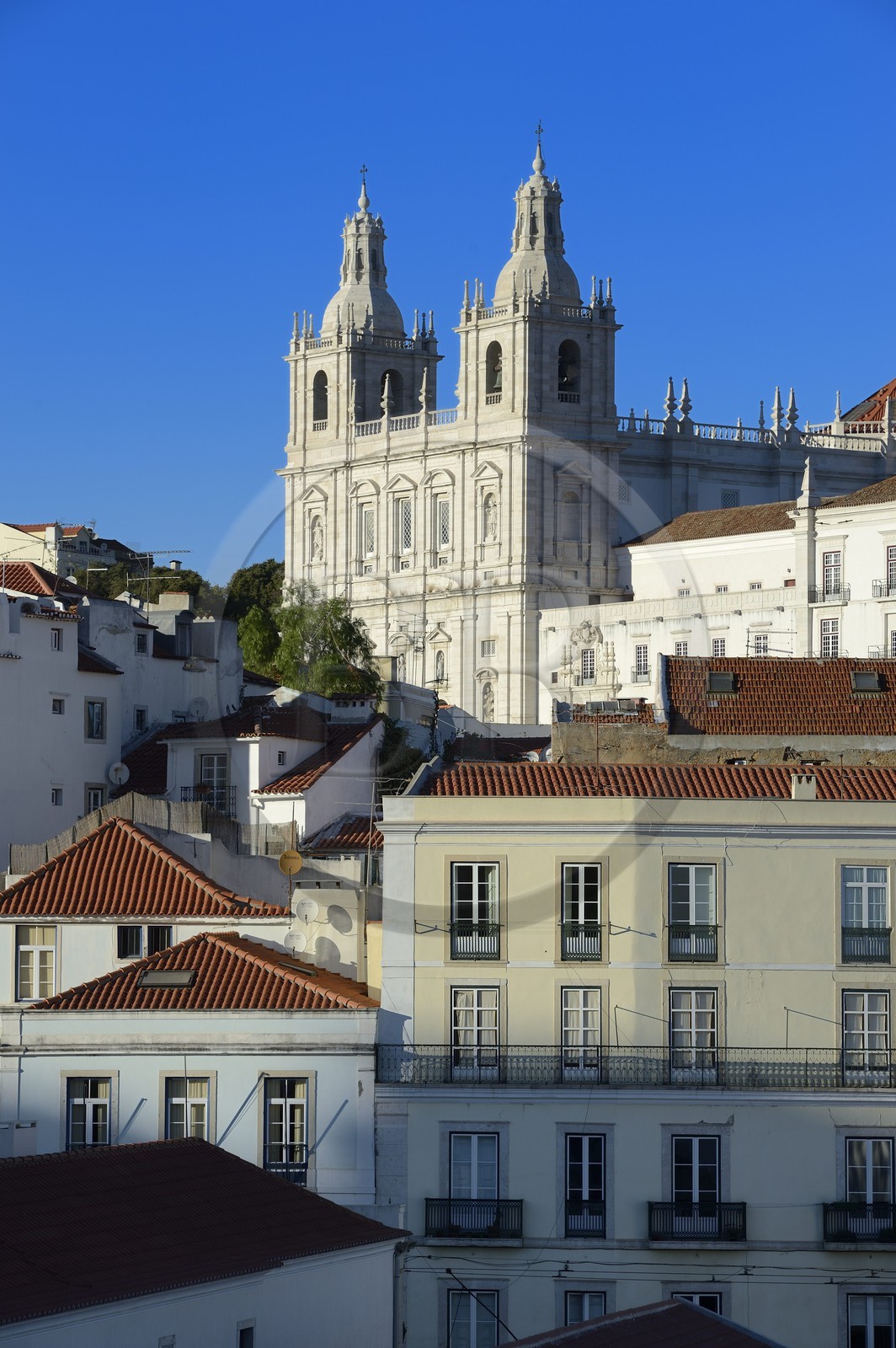 Portugal, Lisbonne, quartier de l'Alfama, Miradoro Portas do Sol, vue sur le monastère Sao Vicente de Fora