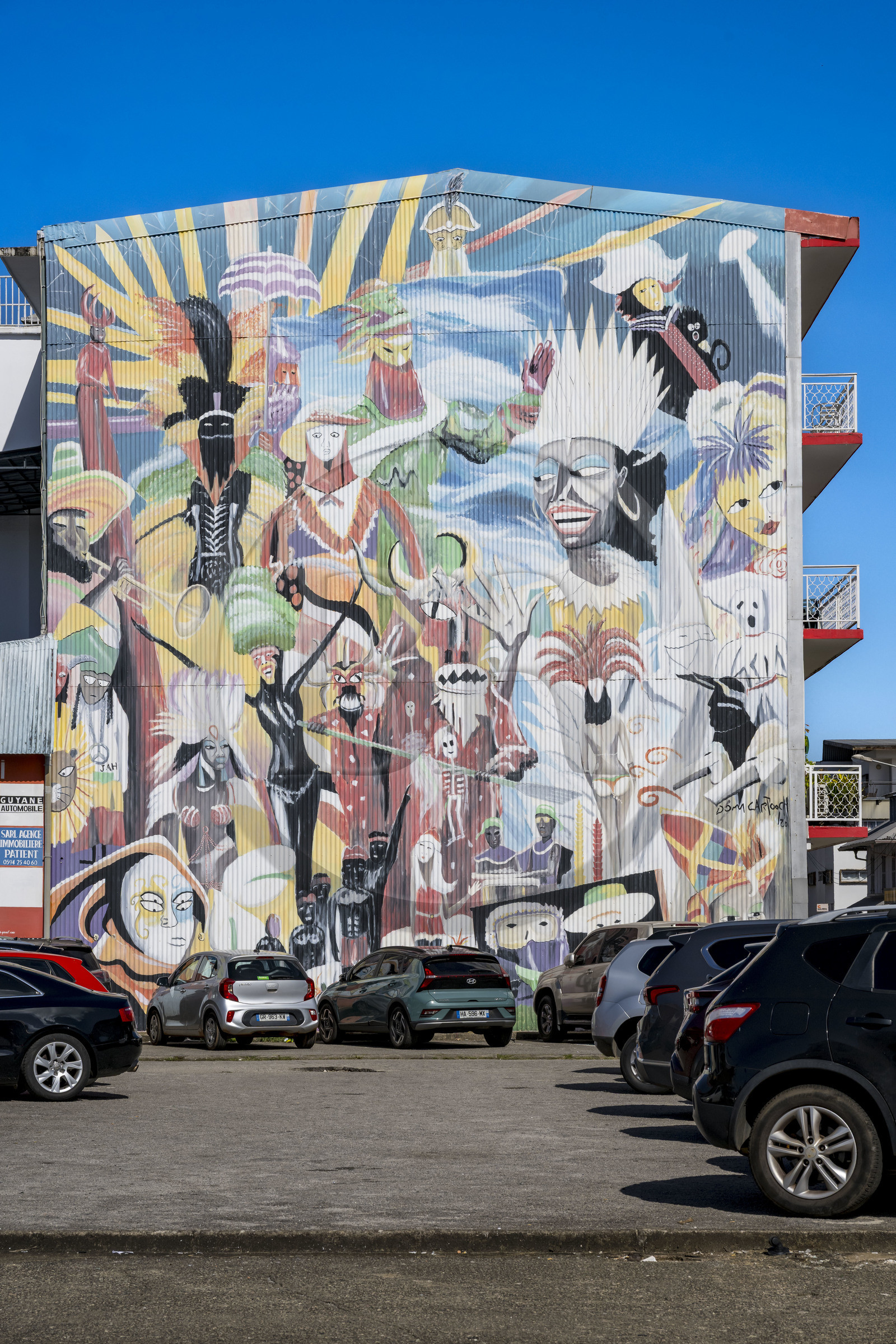 France, Guyane, Cayenne, avenue du Général de Gaulle, peinture murale représentant le carnaval du street art artiste Dom Cartooch