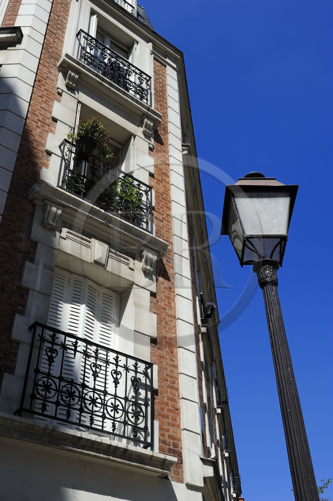 France, Paris (75), la Butte Montmartre, l'immeuble du n°12 rue Saint Vincent à l'angle de la Rue du Mont Cenis où le peintre Utrillo fut enfermé