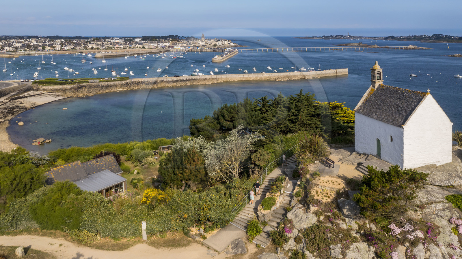 France, Finistère (29), Roscoff, étape sur le chemin de Grande Randonnée GR 34 ou sentier des douaniers, la chapelle Sainte Barbe à la Pointe de Bloscon (vue aérienne)