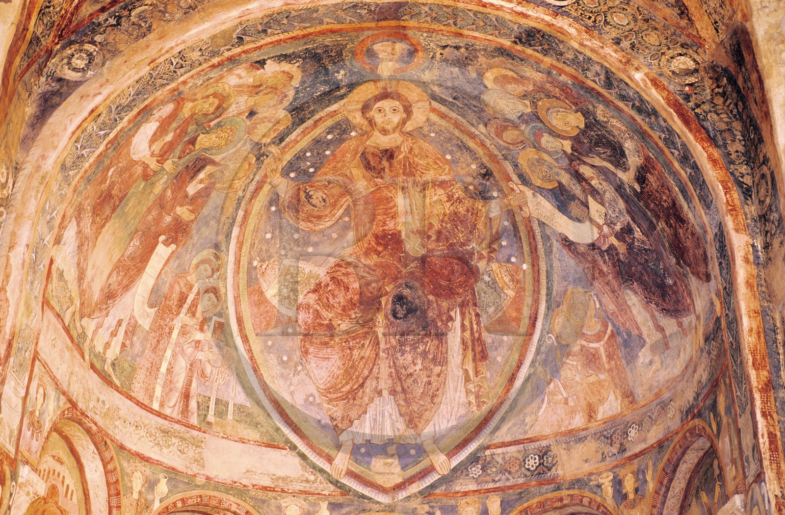 France, Saône-et-Loire (71), Berzé-la-Ville, la chapelle des moines du XIIe siècle, peintures murales d'art clunisien, Christ en majesté France, Saône-et-Loire (71), Berzé-la-Ville, la chapelle des moines du XIIe siècle, peintures murales d'art clunisien, Christ en majesté