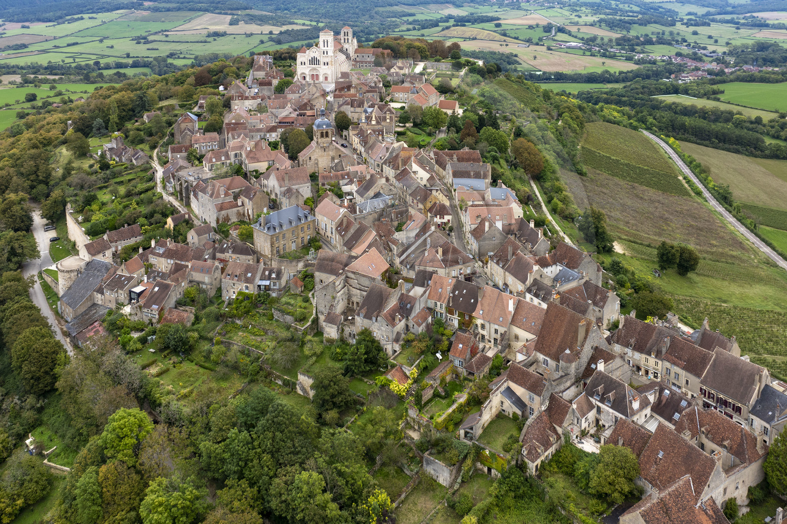 France, Yonne (89), parc naturel régional du Morvan, Vézelay, classé au Patrimoine Mondial de l'UNESCO, labellisé Les Plus Beaux Villages de France, point de départ de l'une des principales voies de pèlerinage de Saint-Jacques-de-Compostelle, la colline et la basilique Sainte-Marie-Madeleine (vue aérienne)