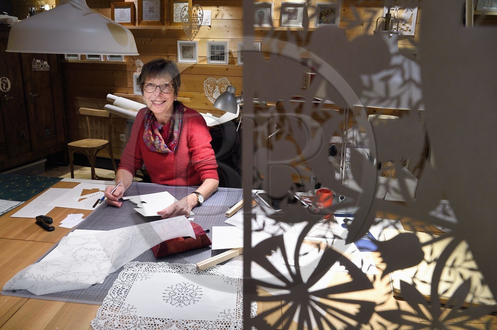 France, Bas-Rhin (67), Bischwiller, l'imagière Michèle Wagner a relancé le canivet ou l'art du papier découpé pour styliser notamment les décorations de Noel