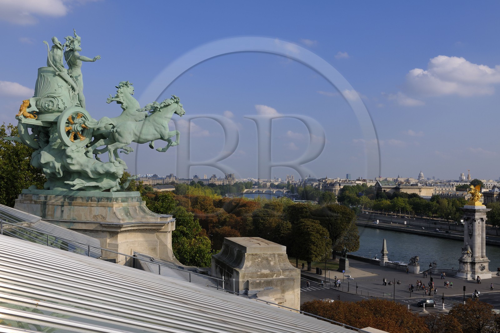 France, Paris (75), le Grand Palais, les quadriges de Récipon dominent la Seine et le pont des Invalides