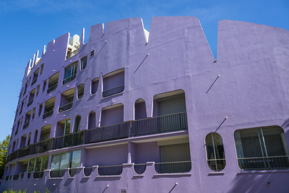 France, Hérault (34), La Grande-Motte, labellisé patrimoine du XXème siècle, quartier du Couchant à l'ouest du port, l'immeuble le Paradis du Soleil des architectes Jean Balladur et Jean-Bernard Tostivint