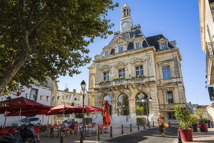 France, Hérault (34), Frontignan, Place de l'Hôtel de Ville, Hôtel de Ville du XIXème siècle surplombé d'un beffroi avec horloge