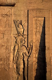 Égypte, vallée du Nil, temple d'Edfou, Hathor (femme d'Horus) sur la façade du premier pylône