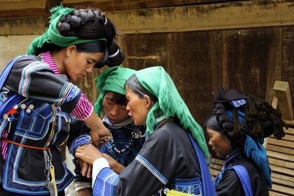 Vietnam, province de Lao Cai, région Nord-Ouest de Sapa, le marché multi-éthnique de Muong Hum, femmes de la minorité Ha Nhi