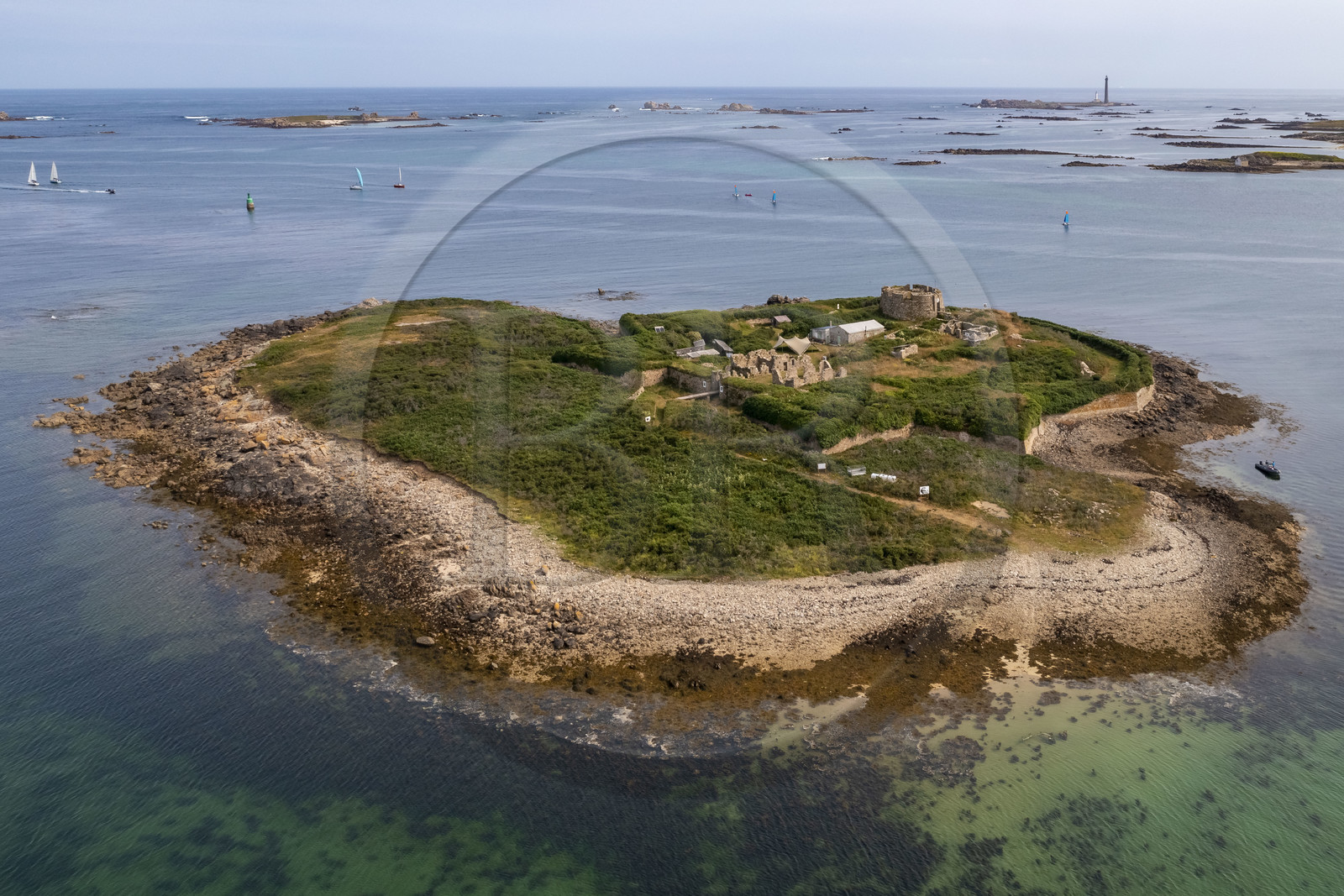 France, Finistère (29), Pays des Abers, estuaire de l'Aber Wrac'h, fort construit par Vauban début XVIIIème siècle sur l'Ile Cèzon, le phare de l'Ile Vierge en arrière plan (vue aérienne)