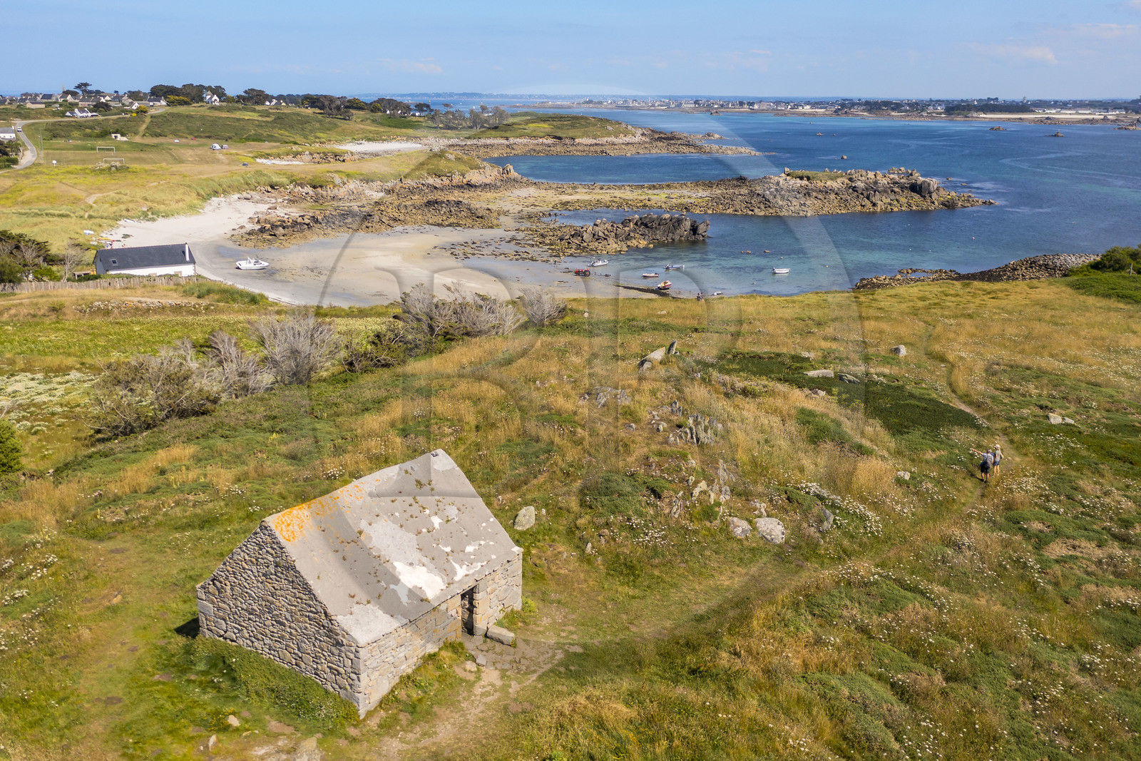 France, Finistère (29), Iles du Ponant, Ile de Batz, ancienne maison des douaniers qui fut le repaire du corsaire Balidar et la plage de Porz Reter à marée basse en arrière plan (vue aérienne)