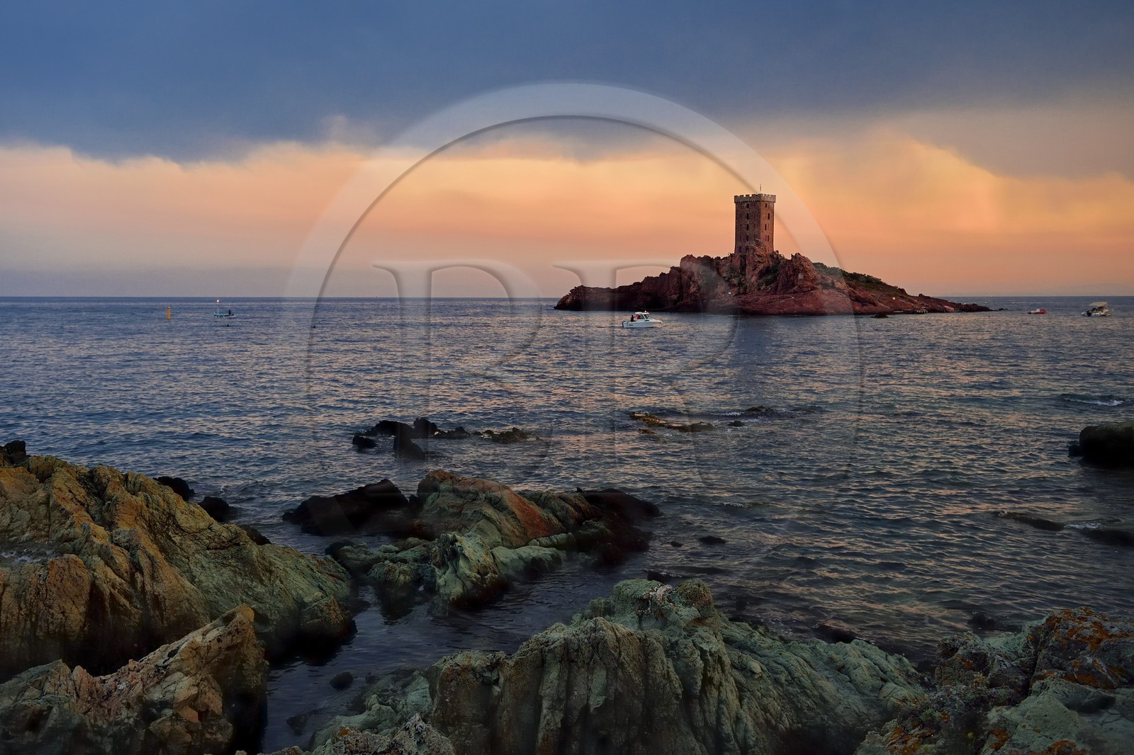 France, Var, Agay area next to Saint-Raphael, Massif de l'Esterel (Esterel Massif), the Corniche d'Or, the ile d'Or island tower next to the Dramont cape