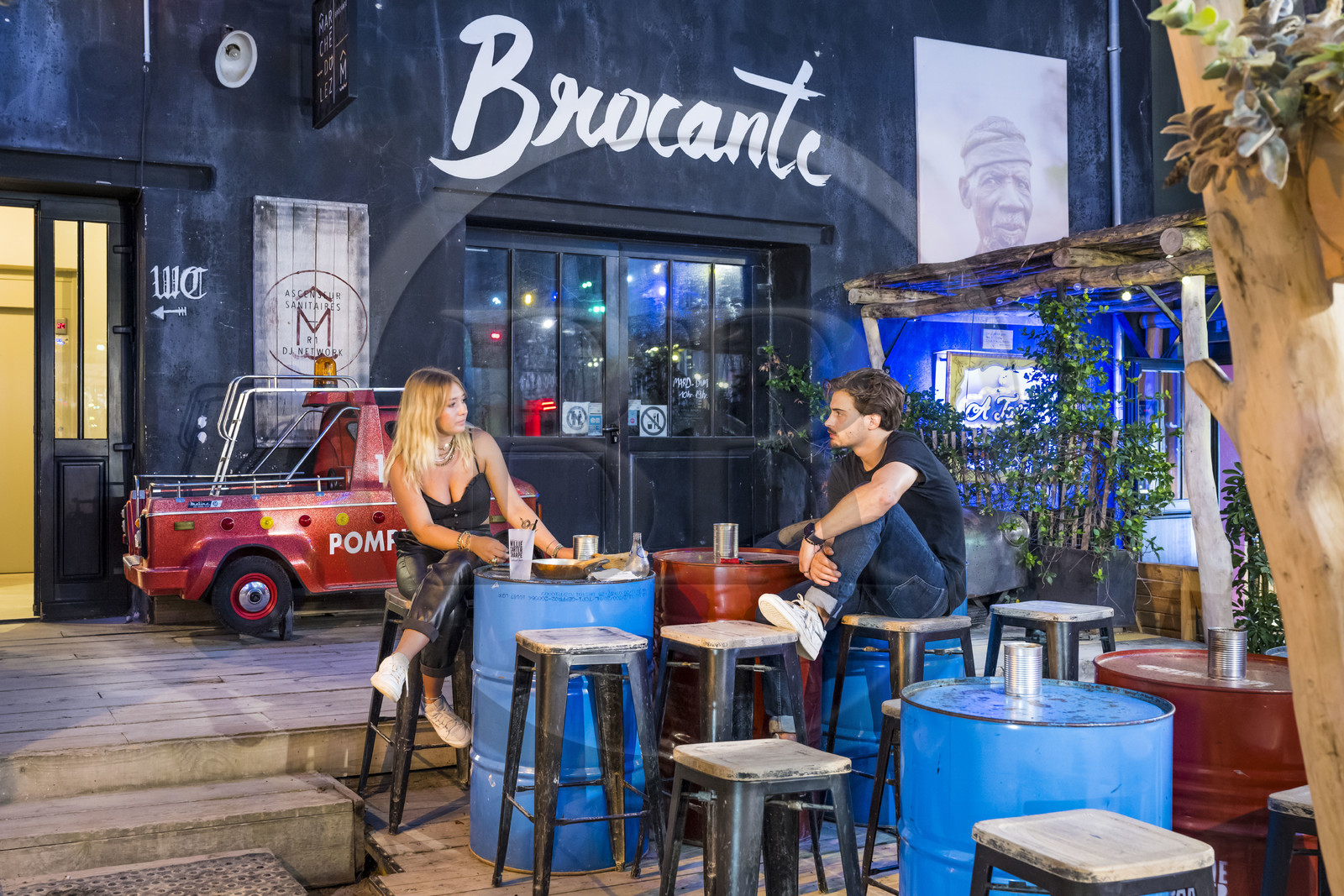 France, Hérault (34), Montpellier, Marché du Lez regroupant commerces, brocantes, marchés de producteurs, restaurants, foodtrucks, startups, animations et évènements, expositions, Lisa et Julian du bar à cocktails Willie Carter Shape