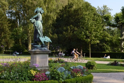 France, Bas-Rhin (67), Strasbourg, parc de l'Orangerie, statue en bronze de la Ganseliesel (Elisabeth gardienne d'oie) par le sculpteur Charles Albert Schultz (1899)