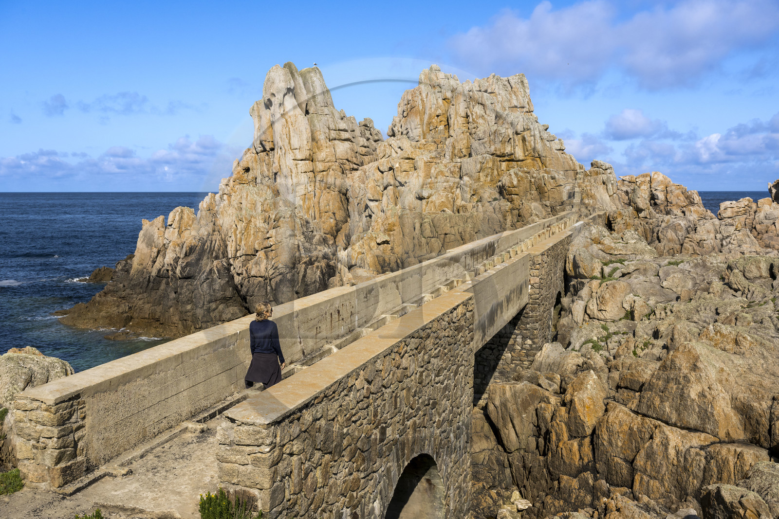 France, Finistère (29), Mer d'Iroise, Ile d'Ouessant, rochers façonnés par les tempêtes au pied du phare du Créac’h, pont menant au batiment de l'ancienne corne de brume