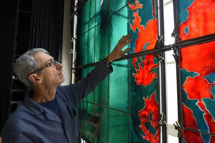 France, Marne (51), Reims, atelier Simon-Marq, maitres-verriers à Reims depuis 1640, réalisation des vitraux pour la chapelle Saint-Joseph de Reims sur des dessins de l'artiste Jean-Paul Agosti, le compagnon Alain Buisson