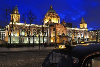 Royaume-Uni, Irlande du Nord, Belfast, black taxi devant le City Hall (hotel de ville) sur Donegall square