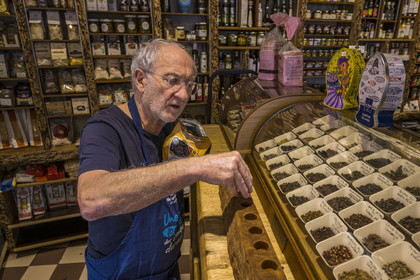 France, Hérault (34), Sète, Gérard Janicot dans son épicerie fine