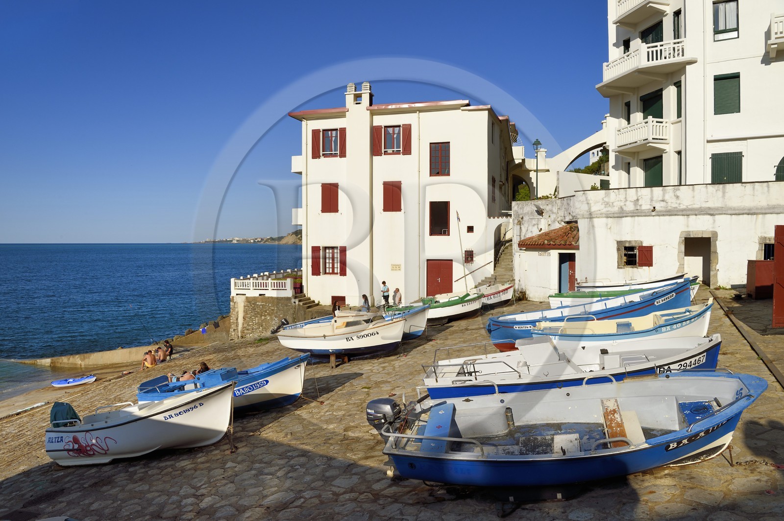 France, Pyrénées-Atlantiques (64), la côte du Pays-Basque, Guéthary, ancien port baleinier dominé par l'ancien hotel Guétharia art déco construit dans les années 1920 transformé en résidence