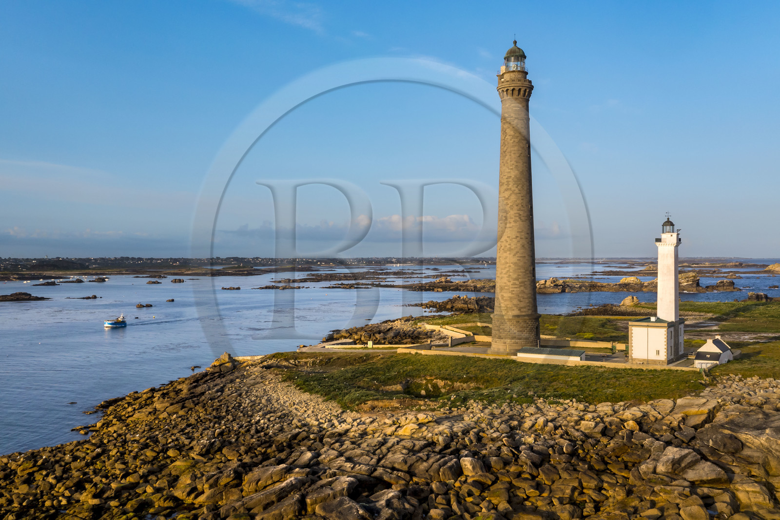 France, Finistère (29), Pays des Abers, Ile Vierge dans l'archipel de Lilia, le phare de l'Ile Vierge, le plus haut phare d'Europe avec 82,5 mètres, et l'ancien phare de 1845 (vue aérienne)