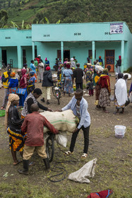 Rwanda, Province du Nord, District de Musanze (Ruhengeri), jour de marché à Muryabazira sur la Route Nationale 4 entre Kigali et Ruhengori, transport de gros sacs sur une bicyclette, les bicyclettes sont le principal moyen de transport local