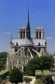 France, Paris (75), île de la Cité, la cathédrale Notre-Dame, le chevet et la flèche domine les statues de cuivre vert-de-grisé des douze apôtres avec les symboles des quatre évangélistes