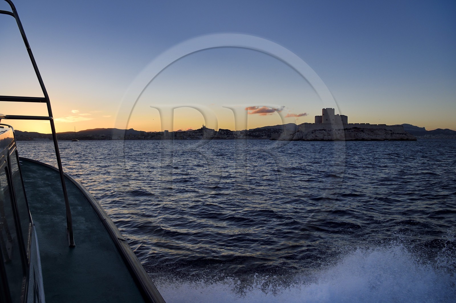 France, Bouches-du-Rhône (13), Marseille, Parc national des Calanques, îlot de l'Archipel des îles du Frioul, Chateau d'If, la basilique Notre Dame de la Garde en arrière plan