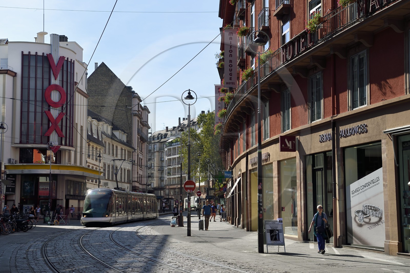 France, Bas-Rhin (67), Strasbourg, tramway dans la rue des Francs Bourgeois et le cinéma Vox