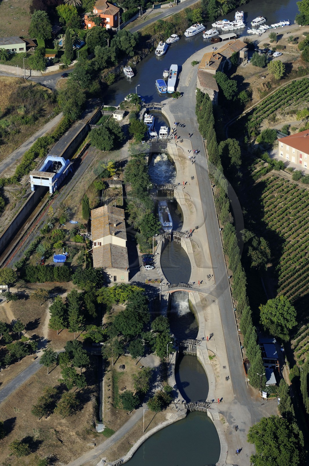 France, Hérault (34), Canal du Midi, classé Patrimoine Mondial de l'UNESCO, Bèziers, les écluses de Fonsérannes ou Fonseranes construites par le fermier de la gabelle et intendant de armées de Louis XIV Pierre-Paul Riquet (vue aérienne)