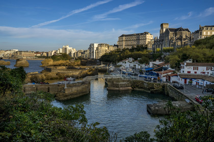 France, Pyrénées-Atlantiques (64), Pays-Basque, Biarritz, le Port des Pecheurs, l'église Sainte-Eugénie et les façades de la Grande Plage