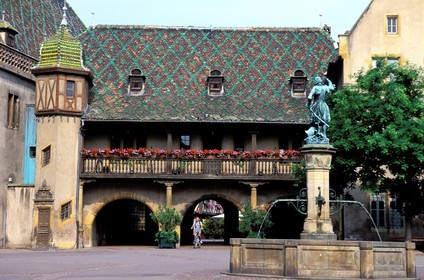 France, Haut Rhin, Colmar, fountain Schwendi and the former customs (Koifhus) dating from 1480