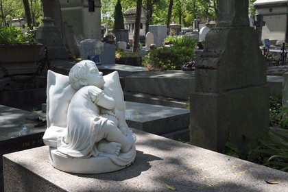 France, Paris (75), cimetière du Père-Lachaise, sculpture d'un enfant semblant dormir sur sa tombe