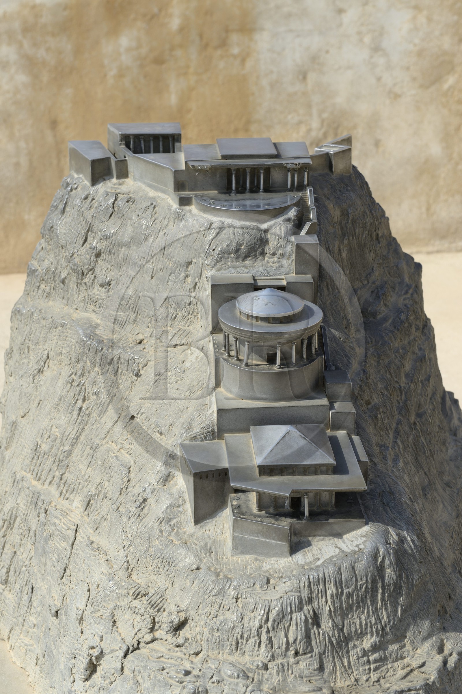 Israel, désert du Neguev, forteresse de Massada, classée Patrimoine Mondial de l'UNESCO, maquette du Palais suspendu d'Hérode dont la résidence privée s'étageait sur trois niveaux