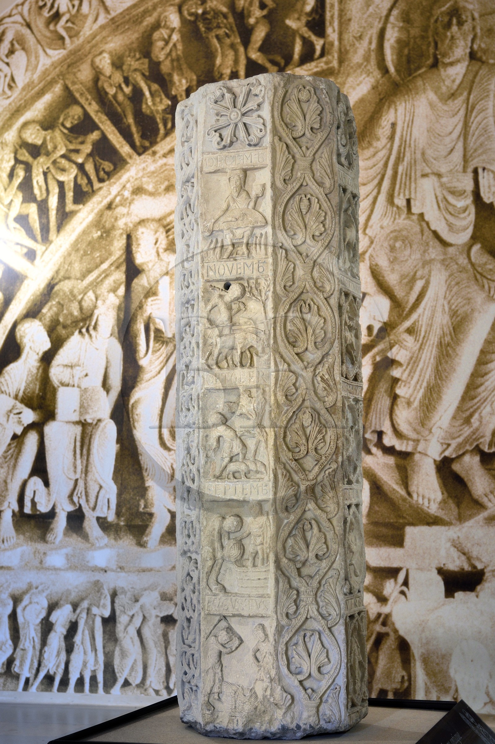 France, Allier (03), ancienne province du Bourbonnais, Souvigny, prieuré Saint-Pierre-et-Saint-Paul, nécropole ducale des Ducs de Bourbon, musée du Pays de Bourbonnais, le pilier roman, colonne calendaire (fin XIIe siècle) dite du Zodiaque France, Allier (03), ancienne province du Bourbonnais, Souvigny, prieuré Saint-Pierre-et-Saint-Paul, nécropole ducale des Ducs de Bourbon, musée du Pays de Bourbonnais, le pilier roman, colonne calendaire (fin XIIe siècle) dite du Zodiaque