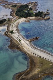 France, Cotes-d'Armor, Cote d'Ajoncs, Penvenan, Illiec Island also called Ziliec, shingle ridge which connects it to the islands of Baellanec and Ozac'h, the island was owned by the aviator Charles Lindberg from 1934 to 1970 and was then bought by the family Heidsieck (aerial view)