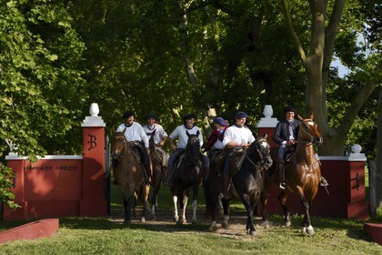Argentine, province de Buenos Aires, San Antonio de Areco, groupe de gauchos à cheval sortant de l'estancia La Bamba de Areco