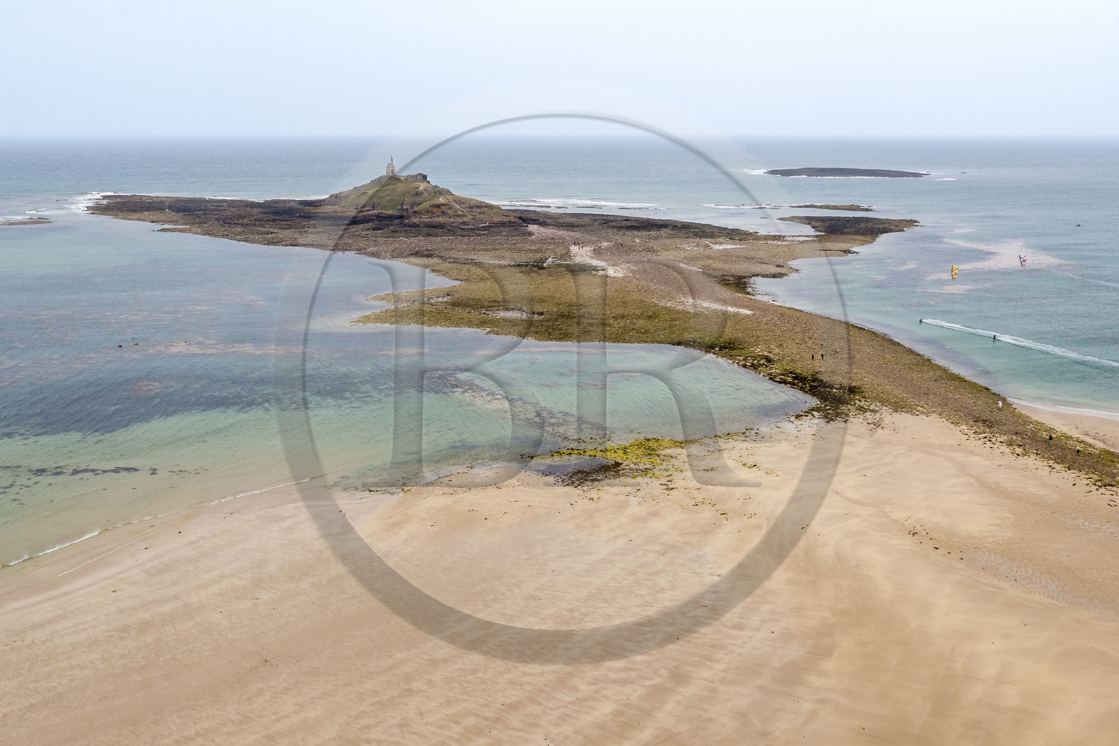 France, Côtes d'Armor (22), Grand Site de France Cap d'Erquy – Cap Fréhel, Erquy, l'Ilot Saint-Michel surmonté de la chapelle Saint-Michel accessible à pied à marée basse par un tombolo (vue aérienne)