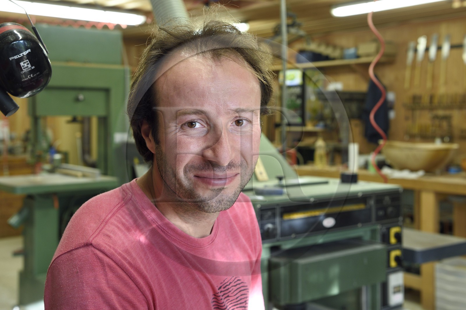 France, Vaucluse (84), Parc Naturel Regional du Luberon, Lourmarin, labellisé Les Plus Beaux Villages de France, le sculpteur sur bois et coutelier Matthias de Malet Roquefort