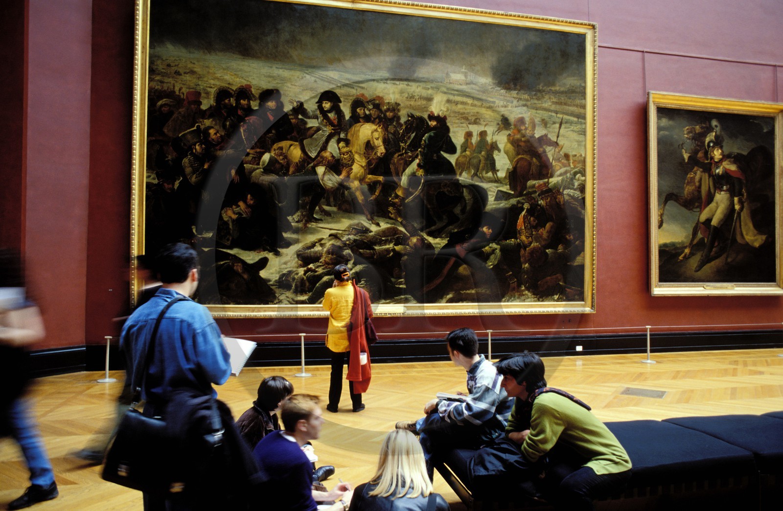 France, Paris (75), visiteurs admirant la peinture de Gros Napoléon sur champ de bataille d'Eylau